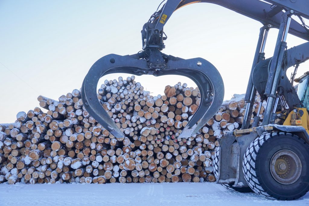 Grip framför timmer